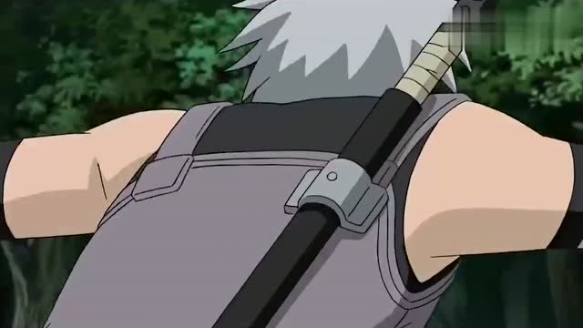 少年的卡卡西与大蛇丸交手完全被镇住了,从身边走过,都不敢动手