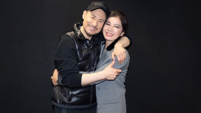 歌神张学友泪洒演唱会,长女张瑶华现身,与其温馨互动