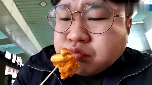 韩国大胃王肥宅哥吃播,吃相太夸张!后面的帅哥都笑了