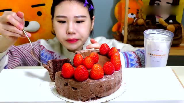 韩国大胃王卡妹,吃草莓巧克力蛋糕,这份早餐吃得有点猛