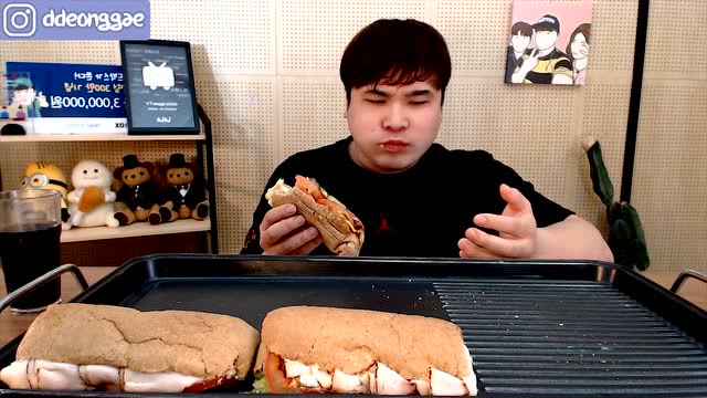 韩国吃播豪放派大胃王donkey弟弟吃火腿,蔬菜三明治面包喝可乐