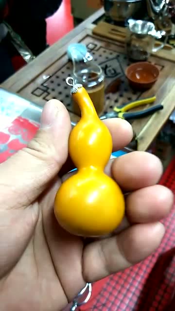 这个葫芦上面是我新镶的银帽,黄亮亮的葫芦,怎么样好看吧
