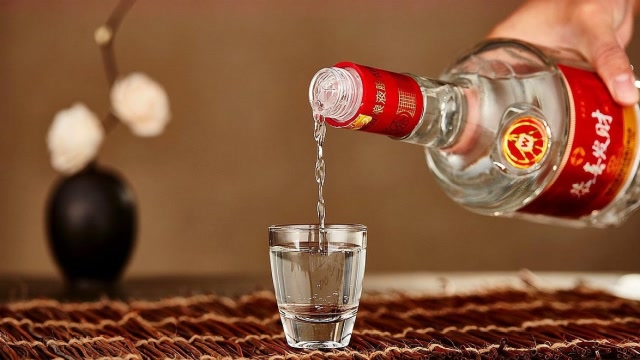 只需一滴食用油,白酒好坏立马"现原形",喝不喝酒都该好好学学