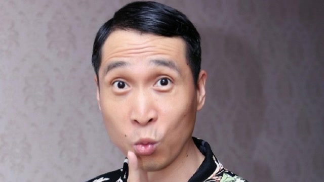 长得丑却有才,会演戏会写小品,曾为了钱到处打杂,终因一角成名