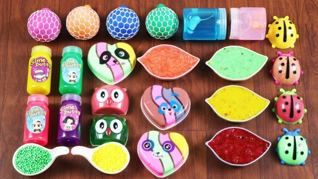 跟黑人大叔一起玩泥,解压玩具遇到4色彩泥,超萌的无硼砂史莱姆