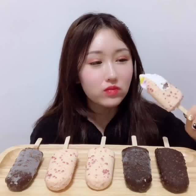 红丝绒脆皮雪糕,小姐姐吧唧吧唧吃的好招人馋,是幸福的味道!