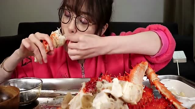 阿尤小姐姐吃大龙虾,剥开虾壳,白嫩的虾肉太诱人了