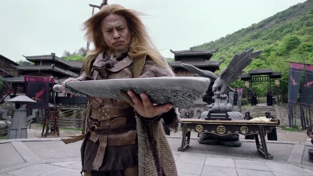 倚天屠龙记:谢逊抢夺屠龙刀,出场方式太雷人,网友:美瞳哪买的