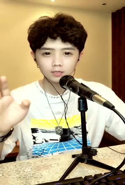 网红主播郭聪明长相奶狗声音狼狗唱歌撩人跳舞会扭聪明都有