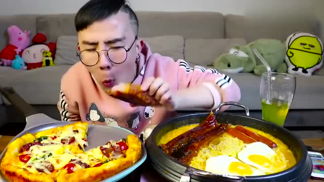 大胃王光小强今天吃:脆皮烤肉,鳗鱼芝士拉面,叉烧披萨