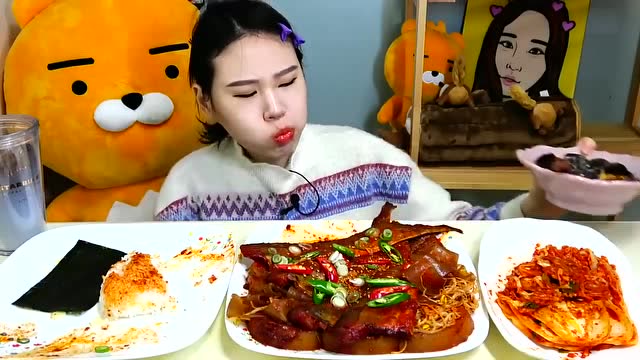 韩国吃播卡妹大吃一顿,吃相很给力!