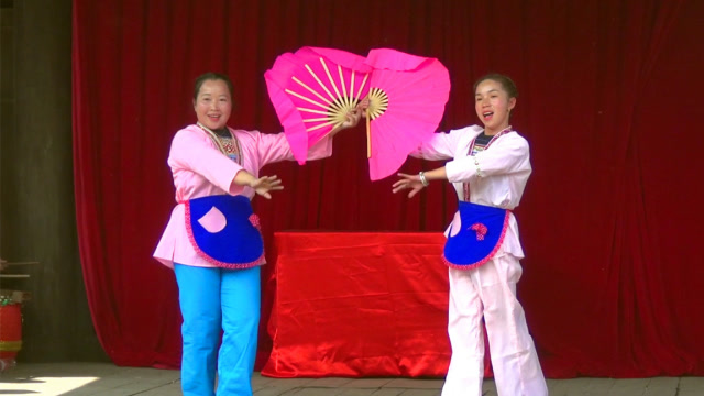 分享三王庙会文艺表演第二场彩调《十月花》