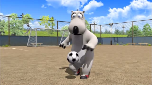 倒霉熊:熊踢足球,结果被足球砸晕