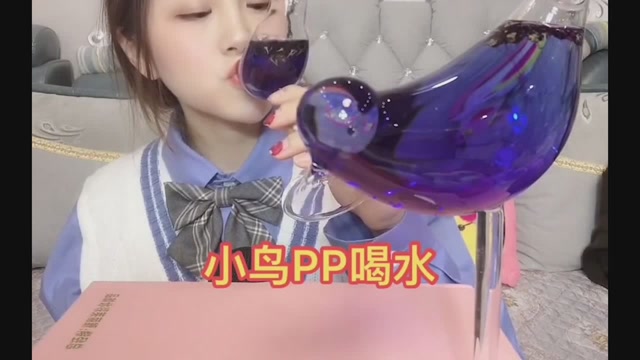 声控的朋友注意了,快来听这个小姑娘喝水的声音,真是太解压了