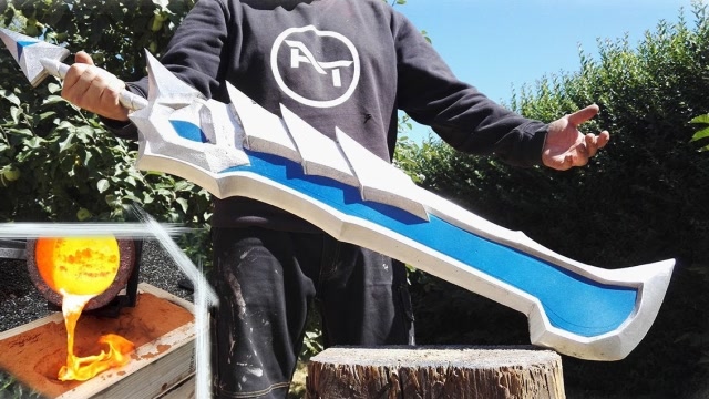 国外大神用铁水自制"宝剑",神还原游戏道具,仔细看别眨眼