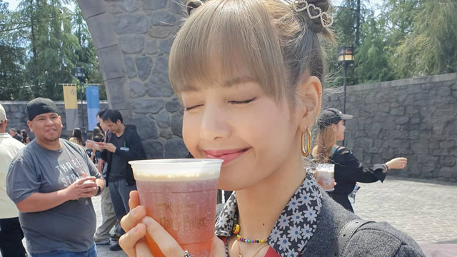 lisa双丸子头可爱旅拍 人间芭比腿精上线