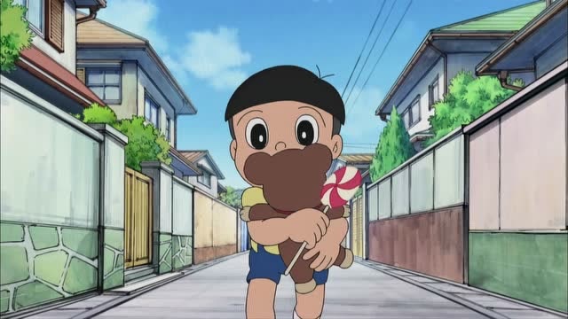 《哆啦a梦》小时候的大雄真可爱,小熊娃娃和棒棒糖都想要,却拿不稳