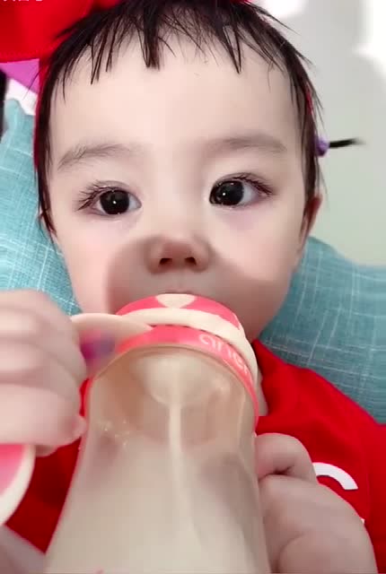 萌娃喝奶奶的样子,怎么这么可爱啊