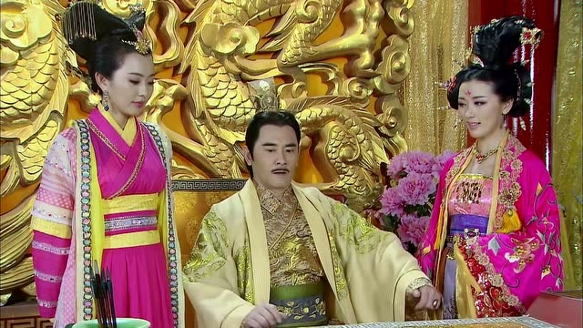 赵美人当众向皇上求情,赦免薛刚,一看这表情就是受人威胁!