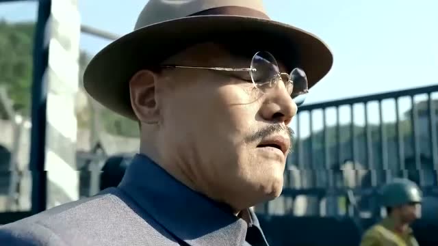 典狱长真牛,军统拿手令来监狱杀人,典狱长二话没说直接撕毁手令