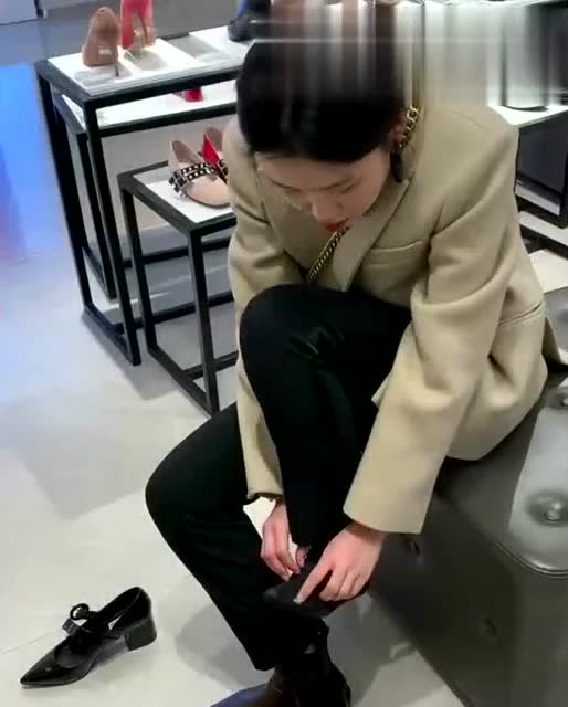 美女小姐姐来商场试鞋,鞋子脱掉的那一瞬间,看着都觉得尴尬