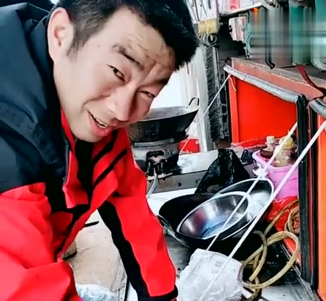 卡车司机宝哥,每次一做饭,蹭饭的人就不少啊!