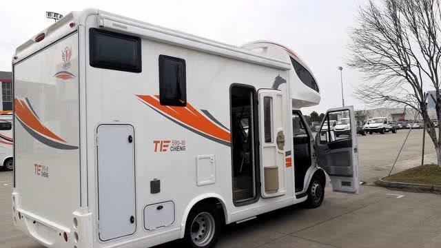 徐老师说房车国产依维柯大额头c型核6人c1驾照驾驶后置上下铺