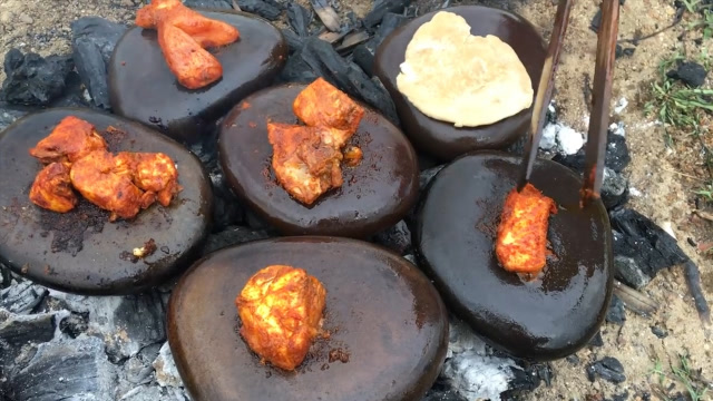 原始人是怎么吃烤肉的?将鹅卵石放在炭火上,一石多用真方便