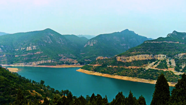 从卫辉跑马岭景区看水库,巍巍青山,碧水潺潺,好美
