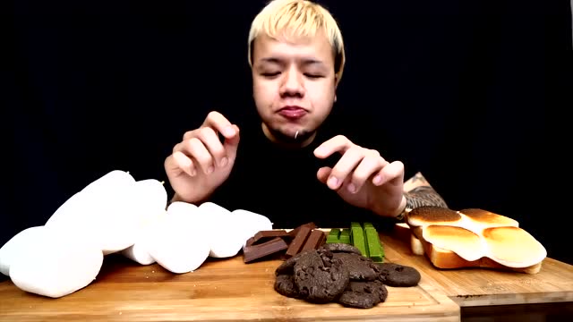 日本大胃王新井熊小哥吃棉花糖,巧克力曲奇饼和芝士棉花糖烤吐司