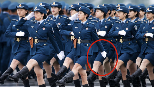 在阅兵时,女兵想要上厕所怎么办?中国的做法太机智了!