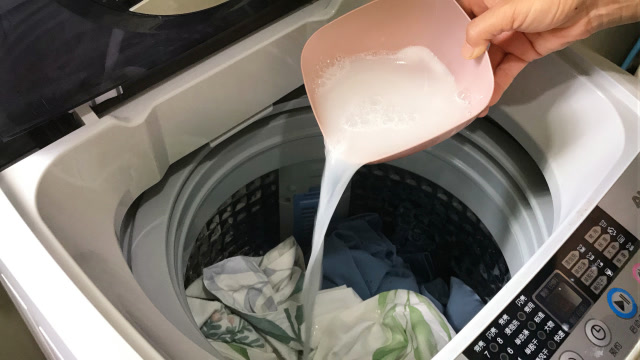 洗衣机洗床单时,多倒一碗它,床单洗完跟新的一样,太实用了