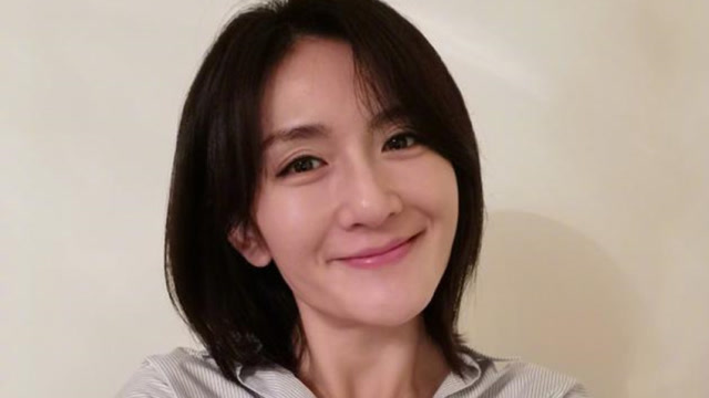 谢娜深夜晒素颜美照心情好 皮肤白皙透亮宛如少女