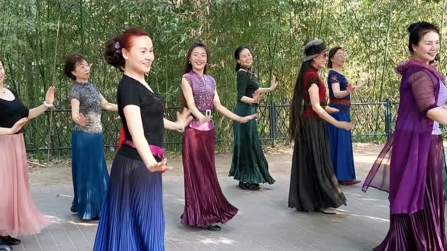 北京紫竹院公园杜老师舞团,晓红老师调皮了,人美舞更美
