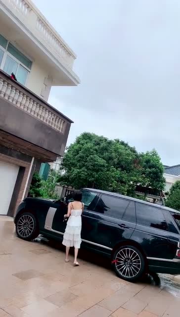 富家女第一次开路虎上路,这技术,又是一个女司机!