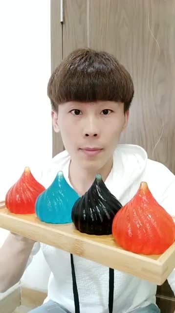 小哥做的这果冻包子真精致,不知道的还以为是真的呢