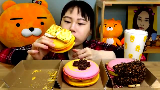 韩国大胃王卡妹,吃超大马卡龙,网友这么大一个就能吃饱