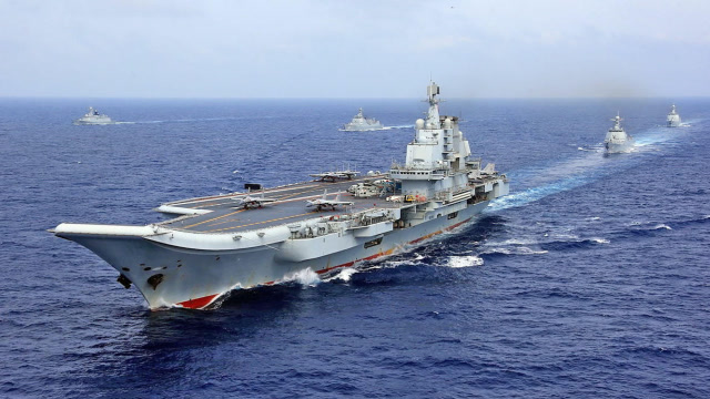 辽宁舰又传消息!带多艘军舰乘风破浪,其中一艘吨位"中型航母"