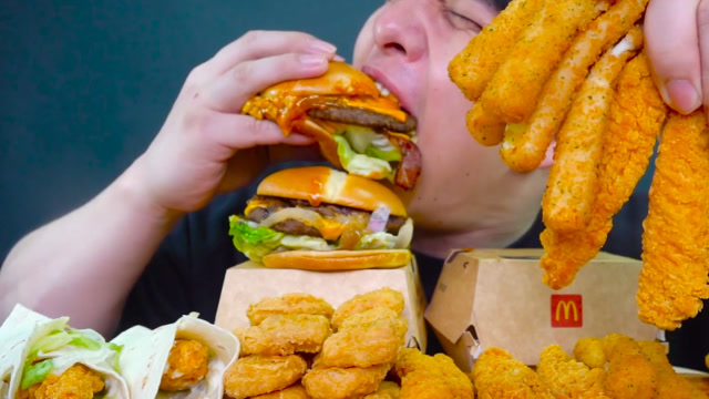 韩国大胃王直播上演两口一个汉堡,5个芝士棒2秒吃完,真厉害