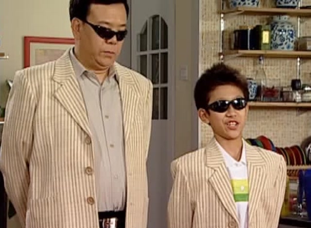 胡一统将要继承六百万的遗产,两父子瞬间膨胀,换上西装戴上墨镜