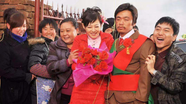 结婚当天,"树先生"突然抱起新娘四处乱窜,邻居都看傻眼了