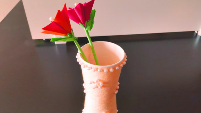 一次性纸杯不用别浪费了,只需简单几个步骤,就能把纸杯变成花瓶