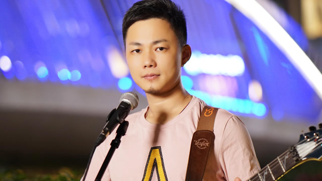 莫名的伤感,街头歌手演绎《阿果吉曲》歌词很感人