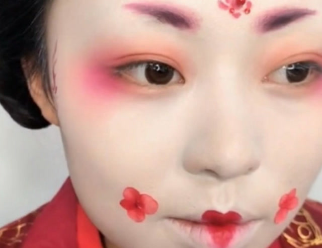 风靡唐朝的面靥妆容,从皇宫之中慢慢流传到百姓中间!