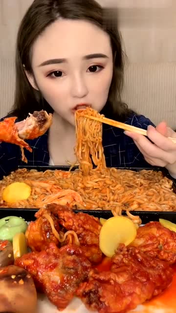 吃播小姐姐吃鸡腿,看她大口吃的这么过瘾,是我向往的生活!