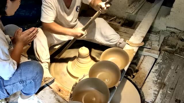 纯手工传统作坊揭开景德镇古代拉坯机结构与操作方法