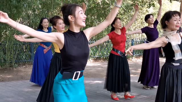 北京紫竹院公园晓红广场舞,舞动青春,甜美的笑容,跳的太棒了