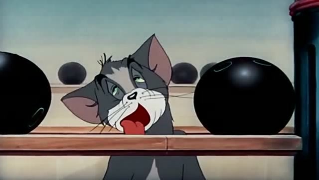 猫和老鼠:汤姆打保龄球,把自己玩坏了,英俊的脸都变形了!