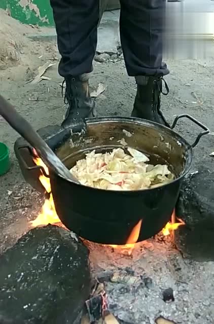 非洲人戶外做飯,看到他攪拌的那一刻,你確定這不是豬食?