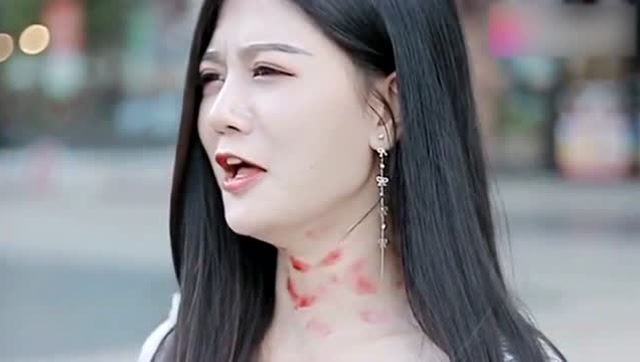 脖子上的小草莓我自己捏的你们信吗